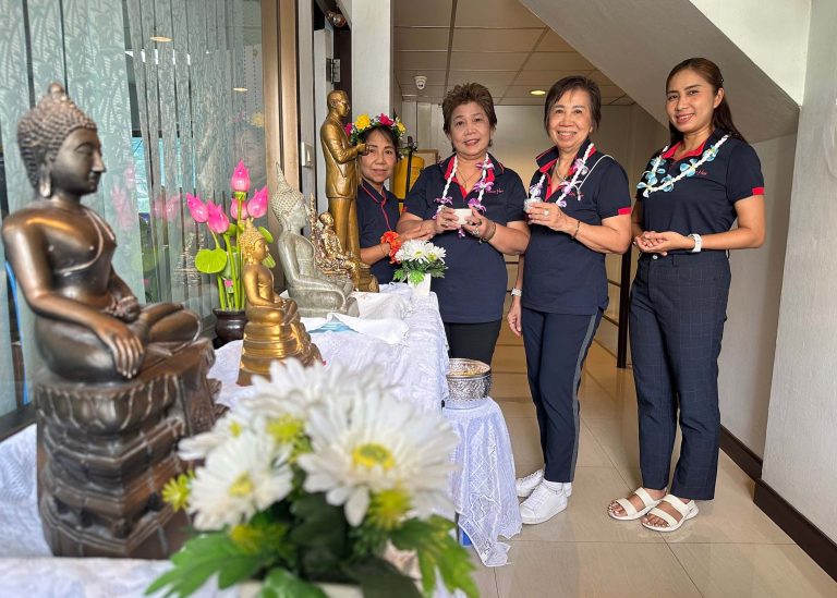 สรงน้ำพระและรดน้ำดำหัวผู้ใหญ่ วันสงกรานต์ ปีใหม่ไทย