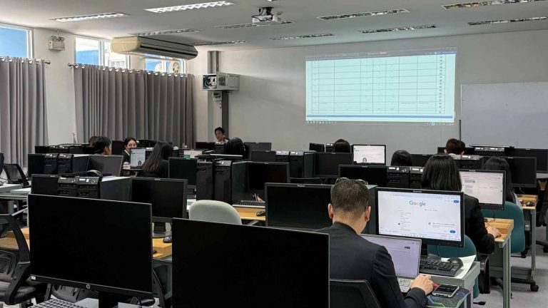 อบรมบุคลากรและทดสอบการใช้งานระบบสารสนเทศเพื่อสนับสนุนการจัดทำหลักสูตรตามกรอบมาตรฐานคุณวุฒิระดับอุดมศึกษาแห่งชาติ (TQF) ร่วมกับมหาวิทยาลัยราชภัฏเพชรบุรี